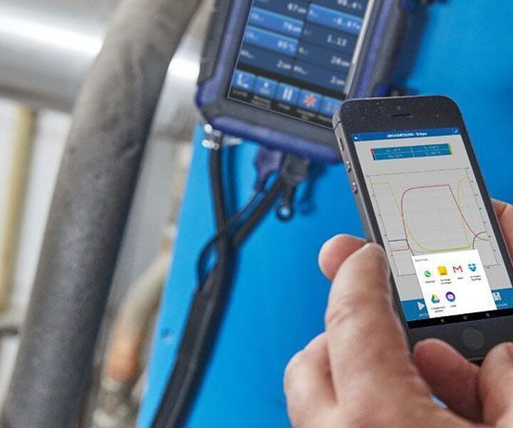 [Translate to Austria:] Abgasmessung auf dem Smartphone